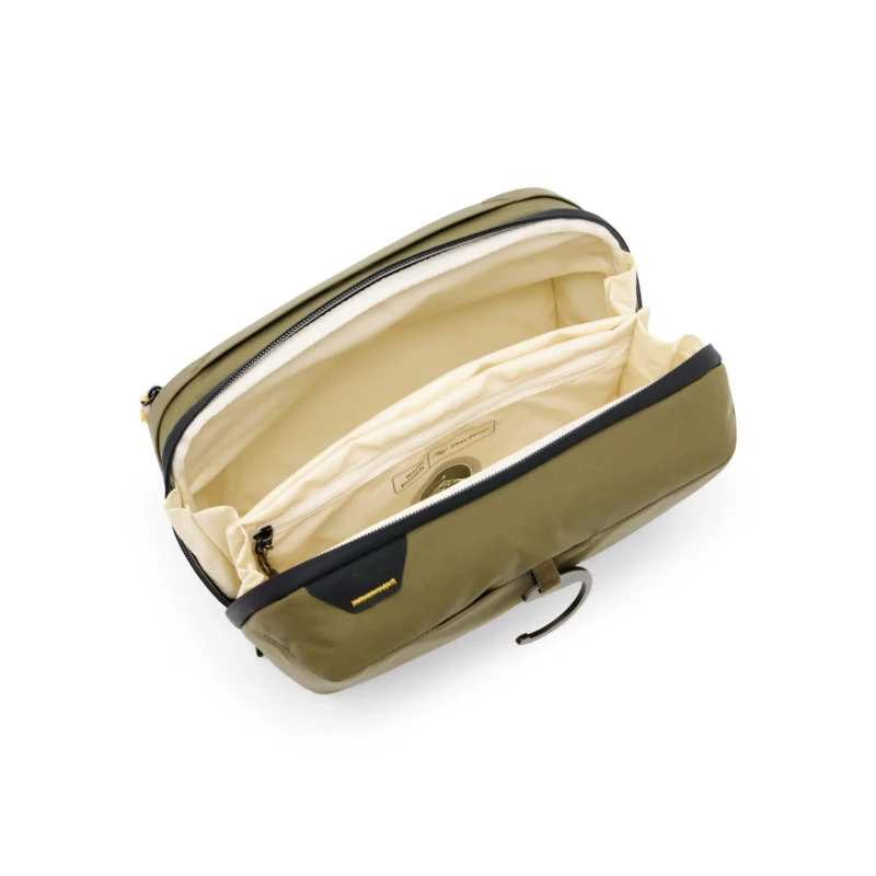 kosmetyczka-travel-line-peak-design-wash-pouch-oliwkowa-4.webp