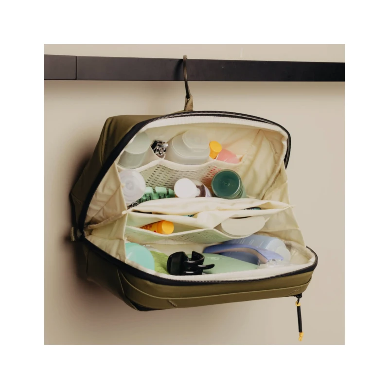 kosmetyczka-travel-line-peak-design-wash-pouch-oliwkowa-6.webp