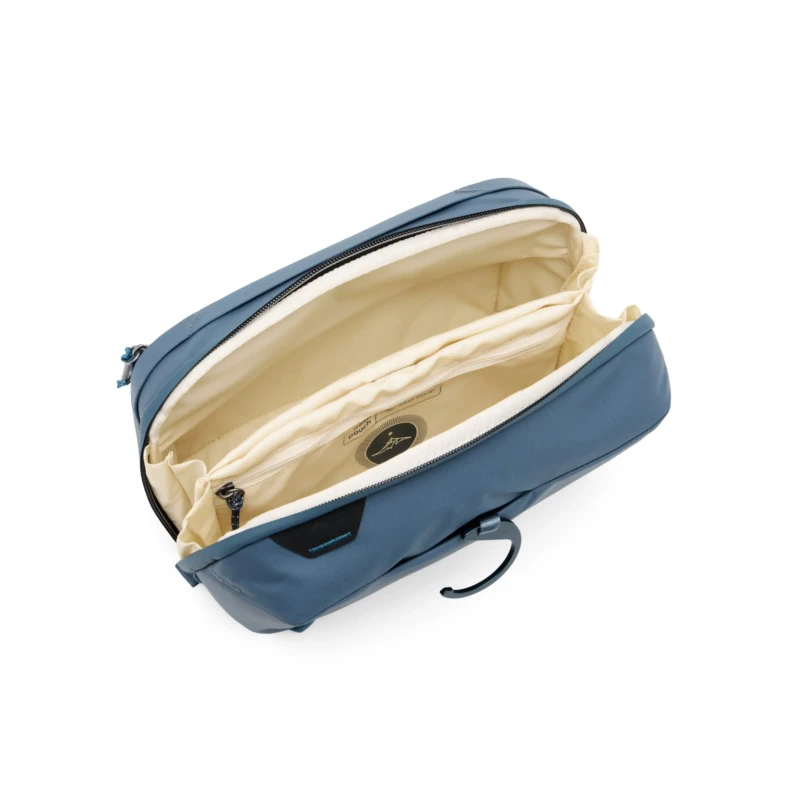 kosmetyczka-travel-line-peak-design-wash-pouch-niebieska-4.webp