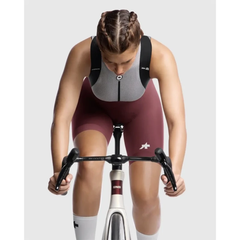 spodenki-rowerowe-assos-uma-gt-s11-bordowe-5.webp