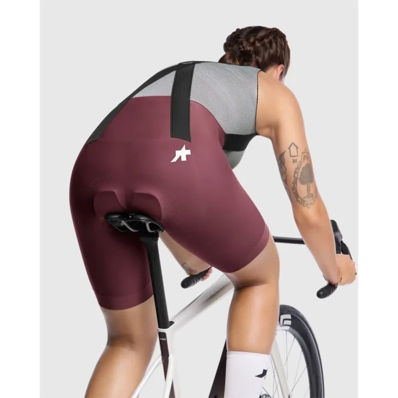 spodenki-rowerowe-assos-uma-gt-s11-bordowe-6.webp