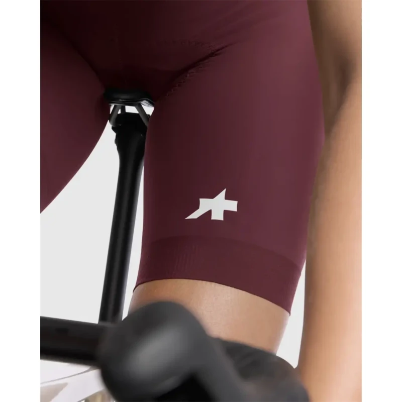 spodenki-rowerowe-assos-uma-gt-s11-bordowe-7.webp