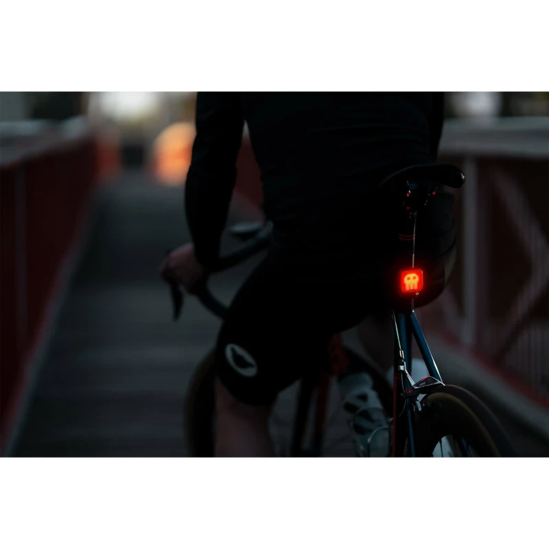 lampka-tylna-knog-blinder-skull-5.webp