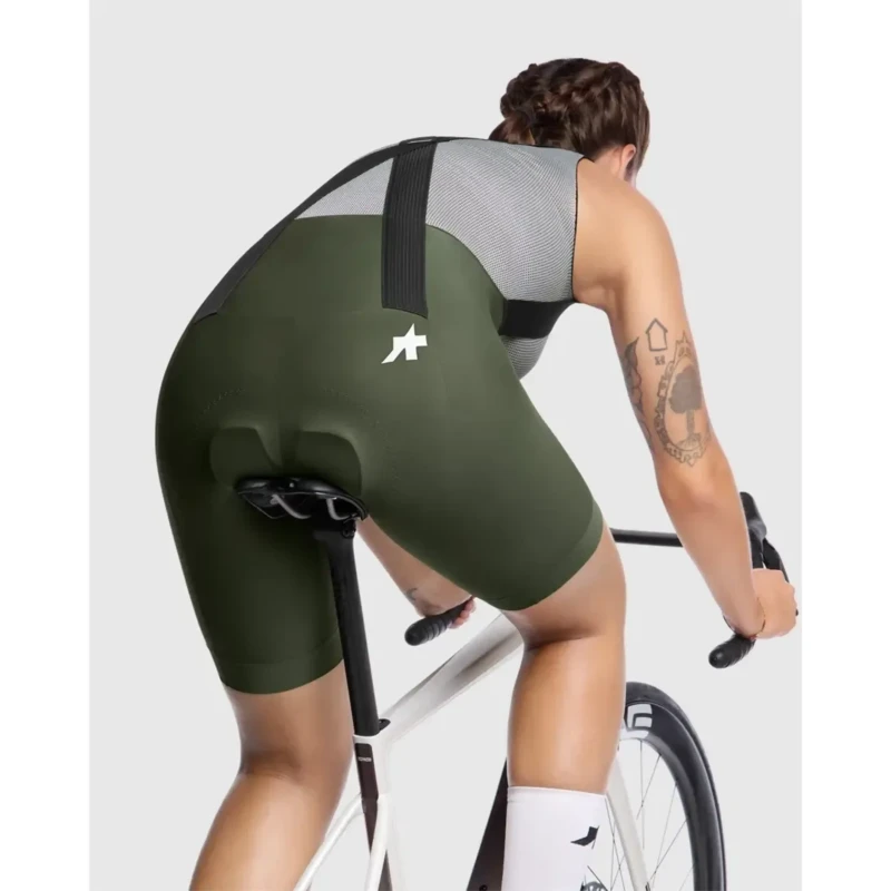 spodenki-rowerowe-assos-uma-gt-s11-zielone-6.webp
