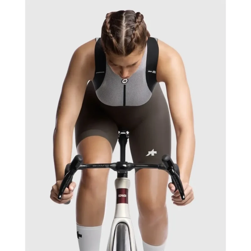 spodenki-rowerowe-assos-uma-gt-s11-brazowe-5.webp