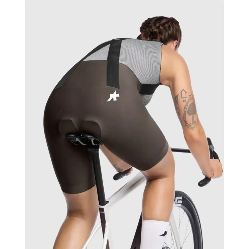 spodenki-rowerowe-assos-uma-gt-s11-brazowe-6.webp