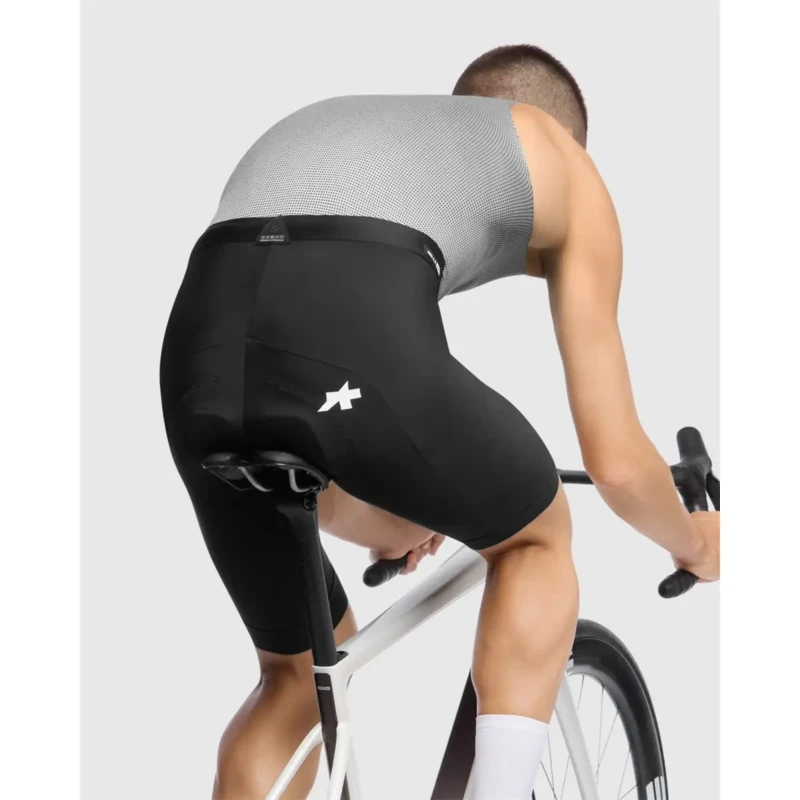 spodenki-rowerowe-z-wkladka-assos-mille-gt-s11-7.webp
