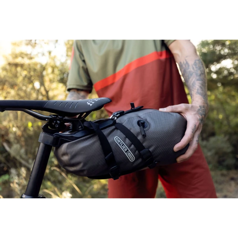 torba-podsiodlowa-ortlieb-seat-pack-qr-7.5l-brazowa-13.webp