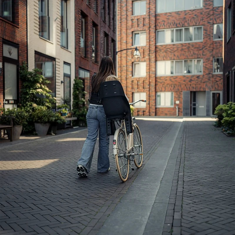 fotelik-na-rame-urban-iki-u-me-czarny-4.webp