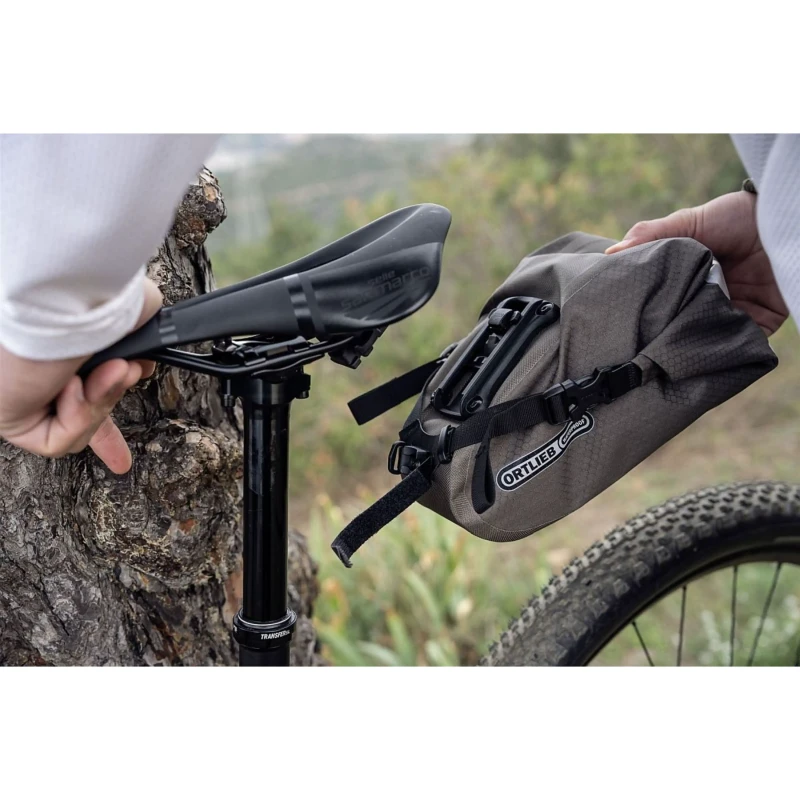 torba-podsiodlowa-ortlieb-saddle-bag-4.1l-brazowa-2.webp