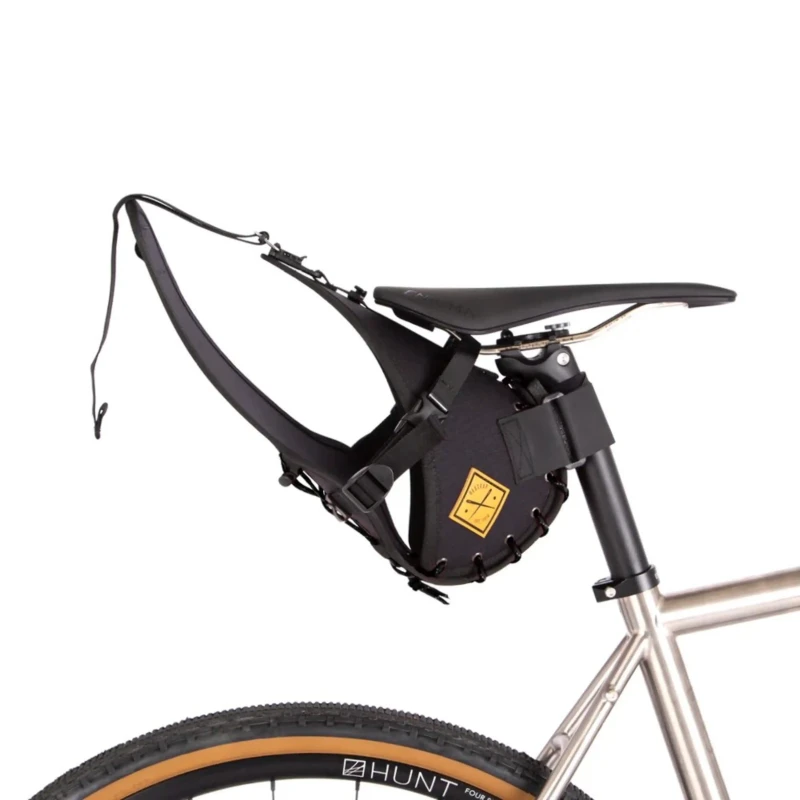 torba-podsiodlowa-restrap-saddle-bag-czarna-8l-3.webp