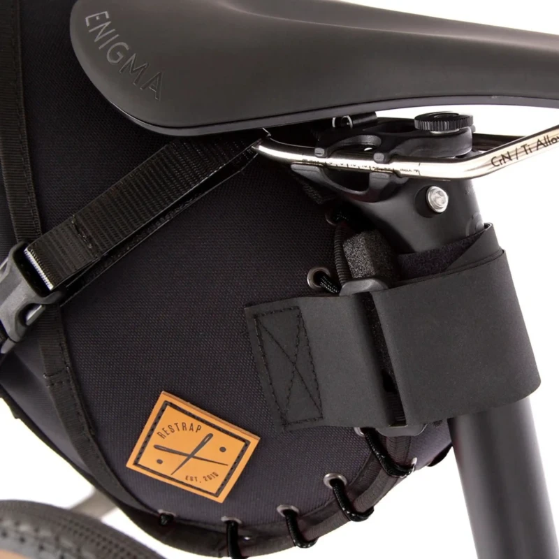 torba-podsiodlowa-restrap-saddle-bag-czarna-8l-4.webp