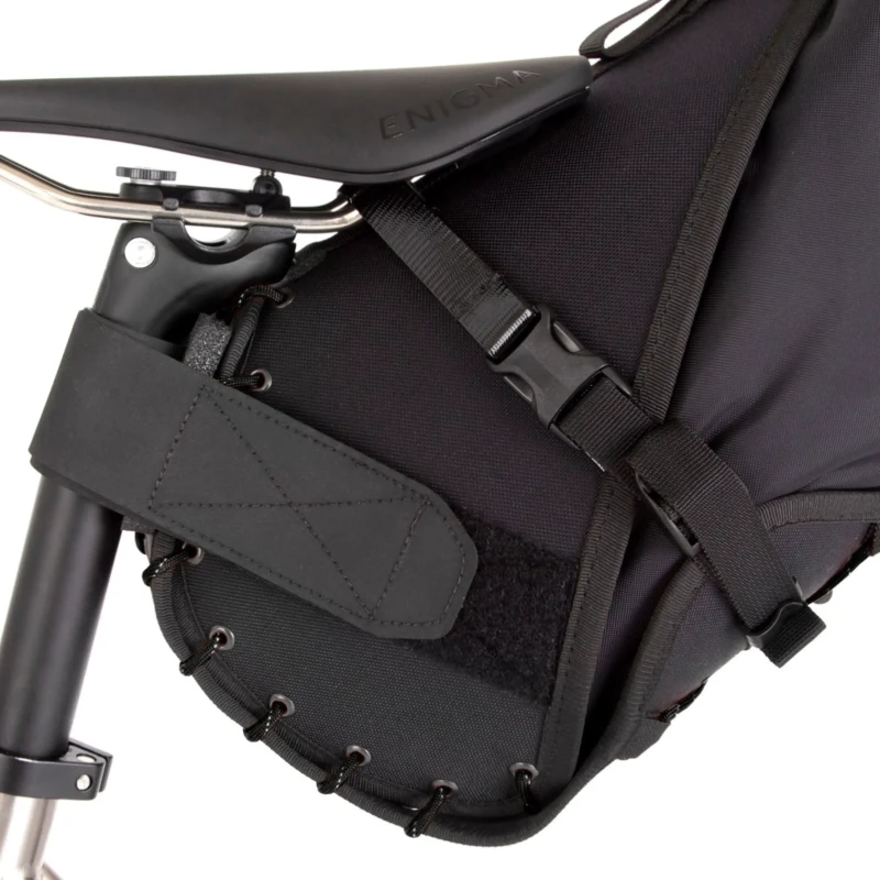torba-podsiodlowa-restrap-saddle-bag-czarna-8l-5.webp