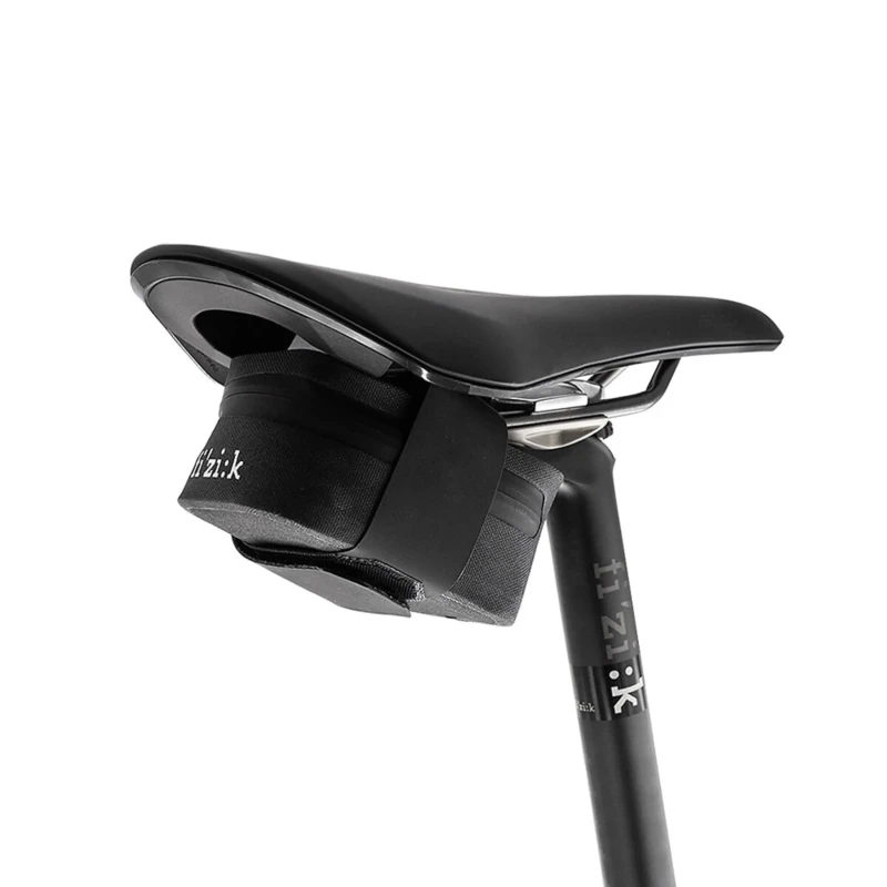 torba-podsiodlowa-fizik-0.4l-czarna-2.webp