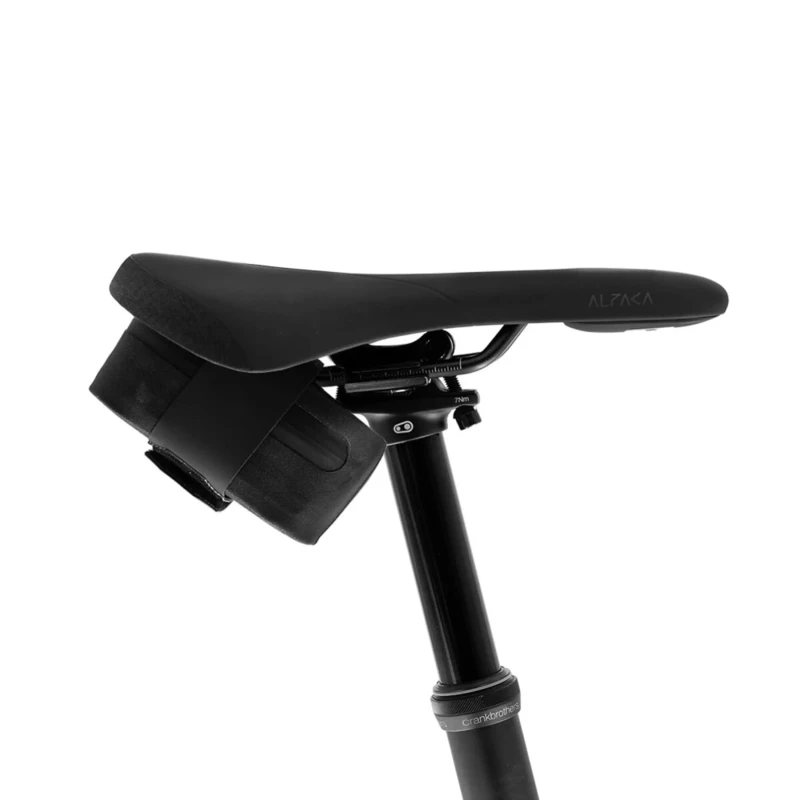 torba-podsiodlowa-fizik-0.4l-czarna-3.webp
