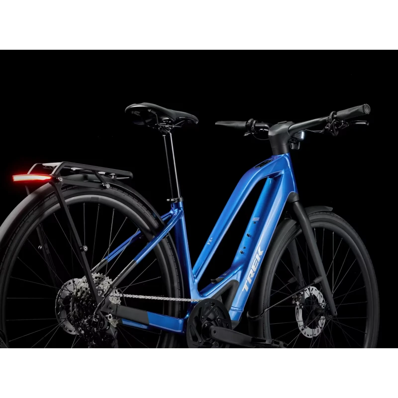rower-elektryczny-trek-fx7-o-srednim-przekroku-niebieski-3.webp
