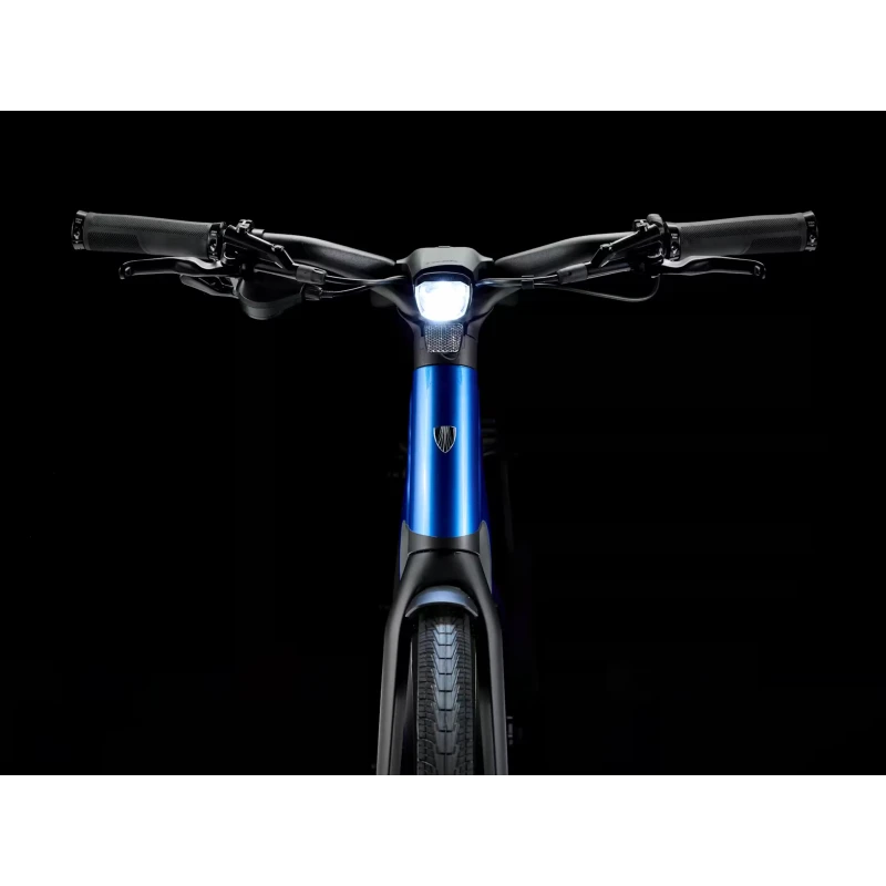 rower-elektryczny-trek-fx7-o-srednim-przekroku-niebieski-5.webp