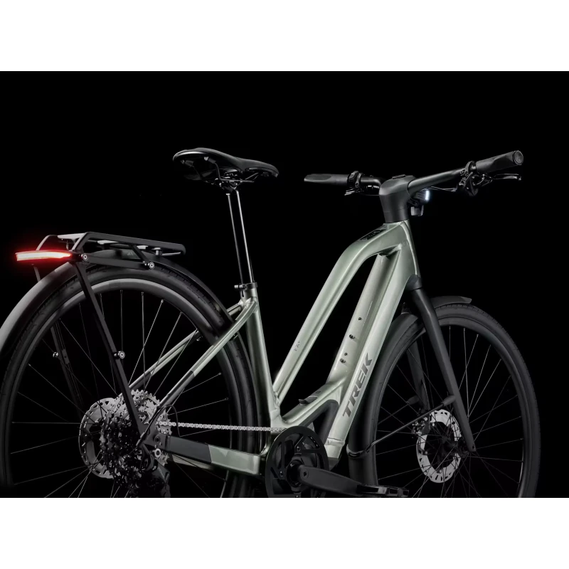 rower-elektryczny-trek-fx7-o-srednim-przekroku-zielony-2.webp
