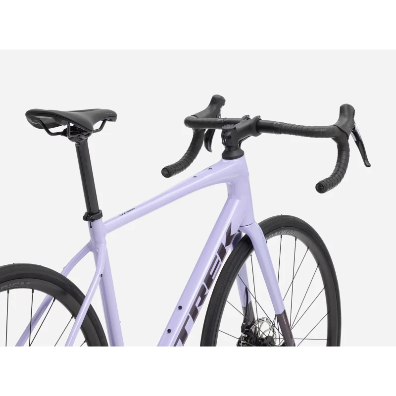 rower-szosowy-trek-domane-al-2-gen-4-lawendowy-3.webp