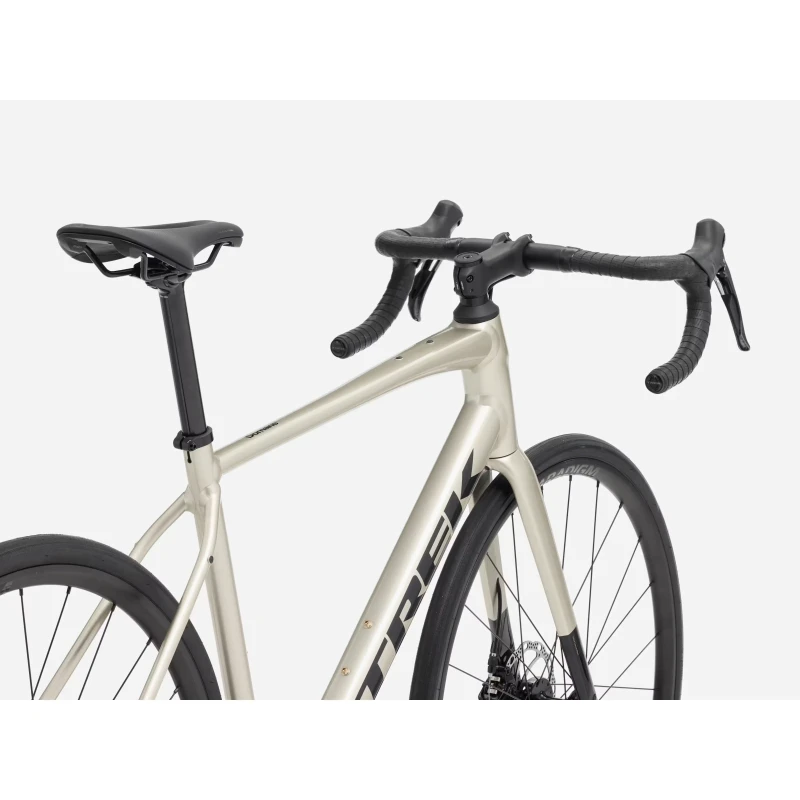 rower-szosowy-trek-domane-al-2-gen-4-bezowy-3.webp