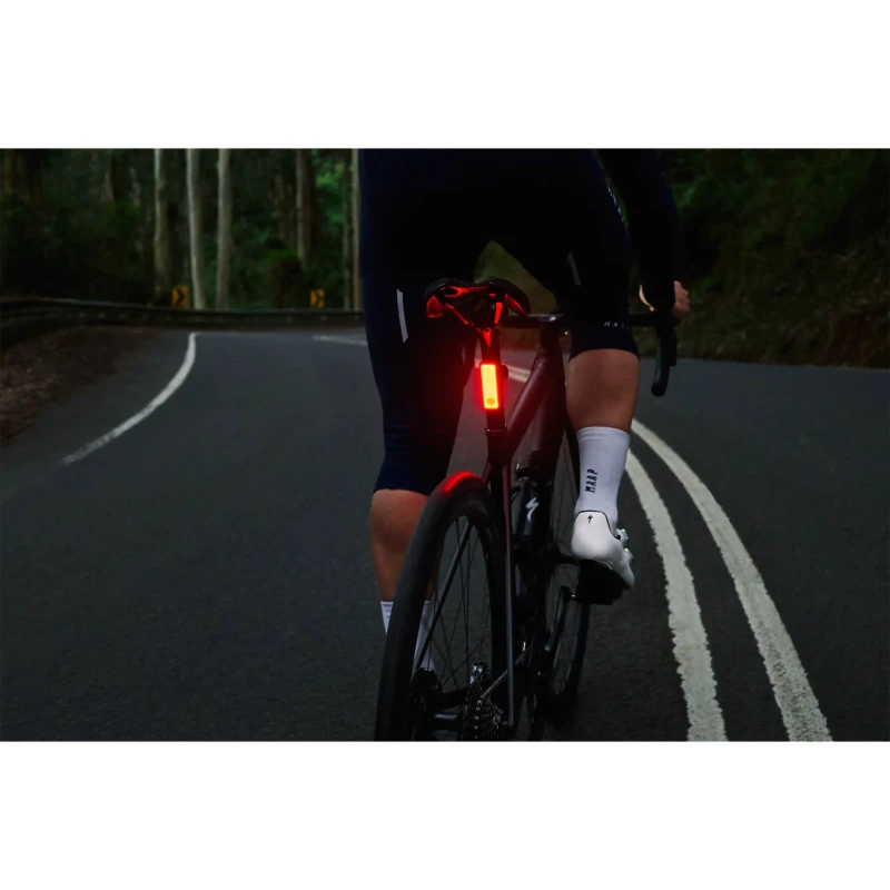 lampka-tylna-knog-blinder-road-r150-5.webp