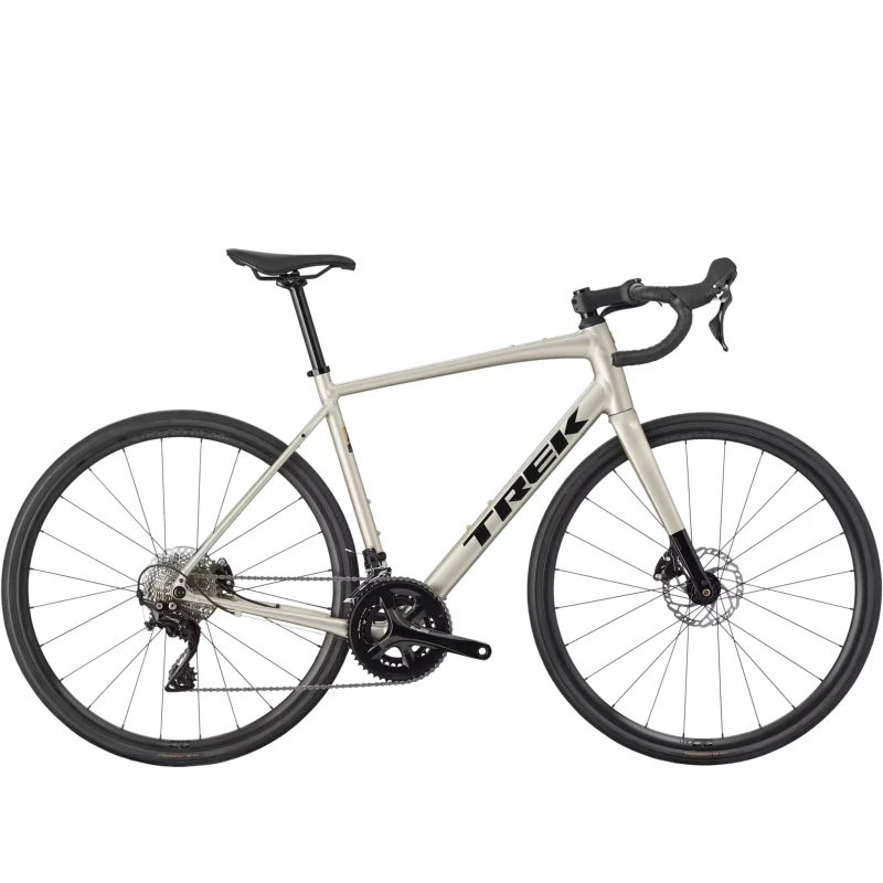 rower-szosowy-trek-domane-al-4-gen-4-srebrny-1.webp