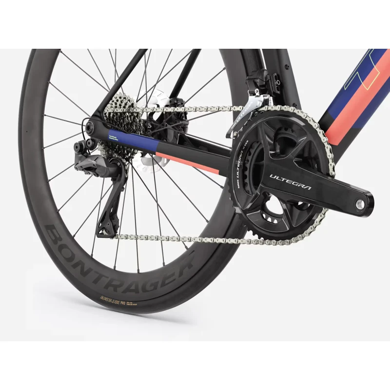 rower-szosowy-trek-madone-sl-7-gen-8-niebieski-6.webp