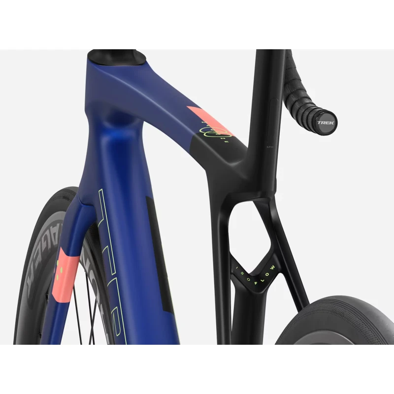 rower-szosowy-trek-madone-sl-6-axs-gen-8-niebieski-4.webp