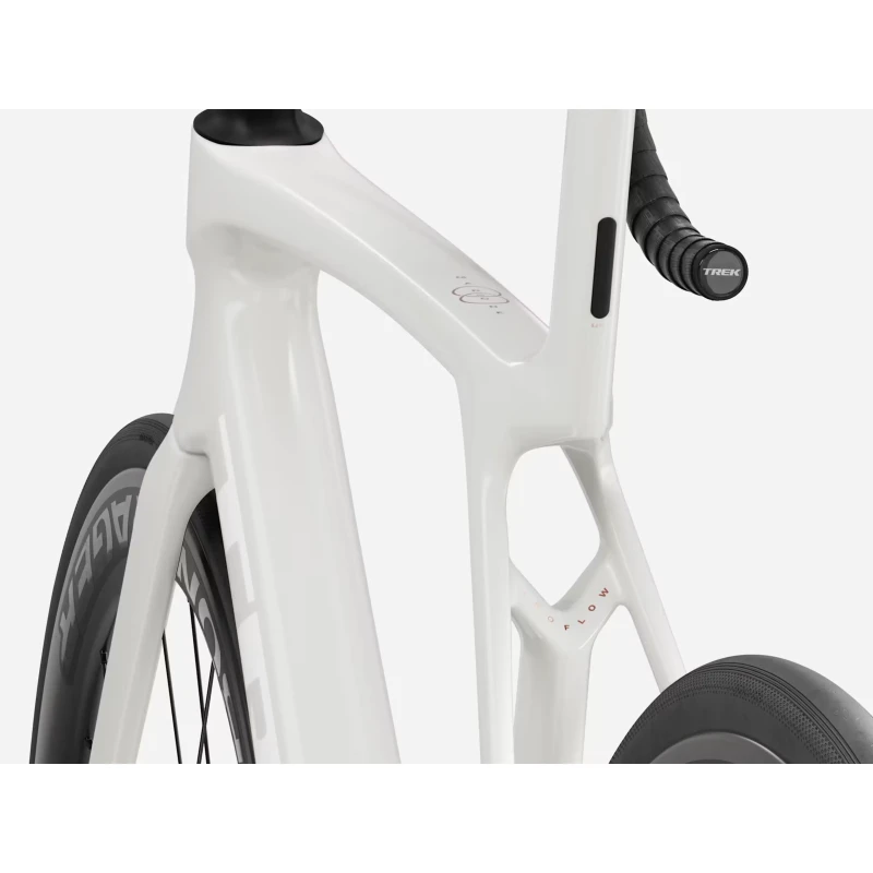 rower-szosowy-trek-madone-sl-6-axs-gen-8-bialy-4.webp