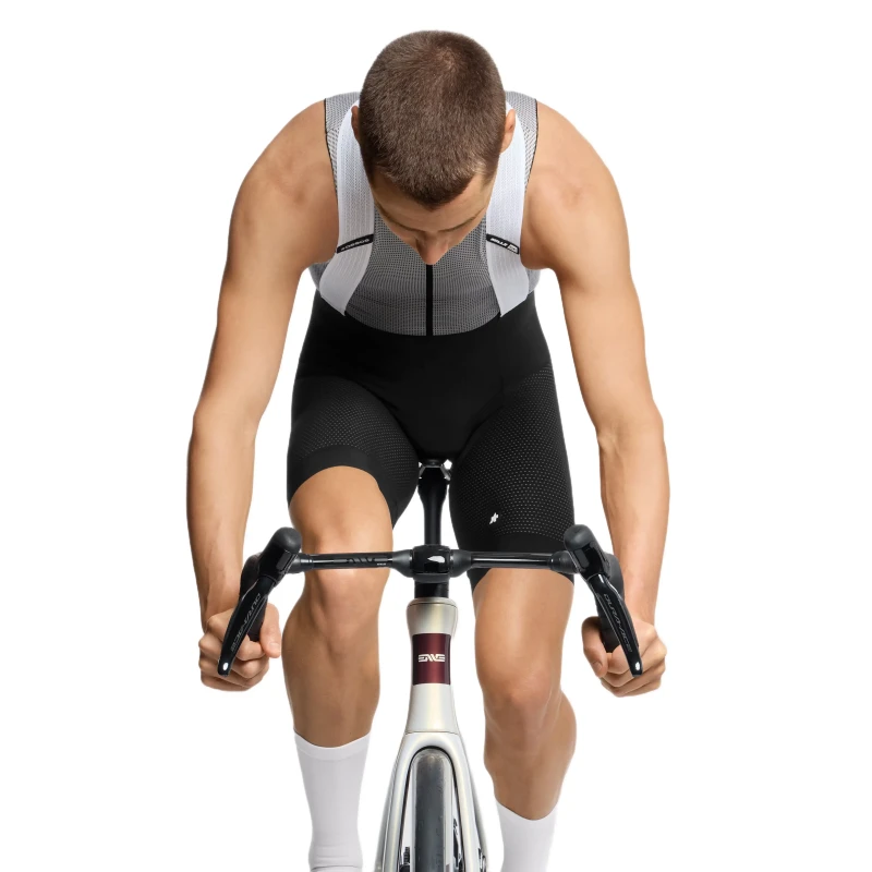 spodenki-rowerowe-assos-mille-s11-czarno-biale-5.webp