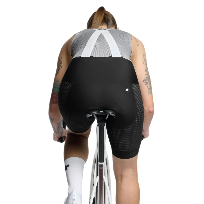 spodenki-rowerowe-damskie-assos-mille-s11-czarno-biale-6.webp