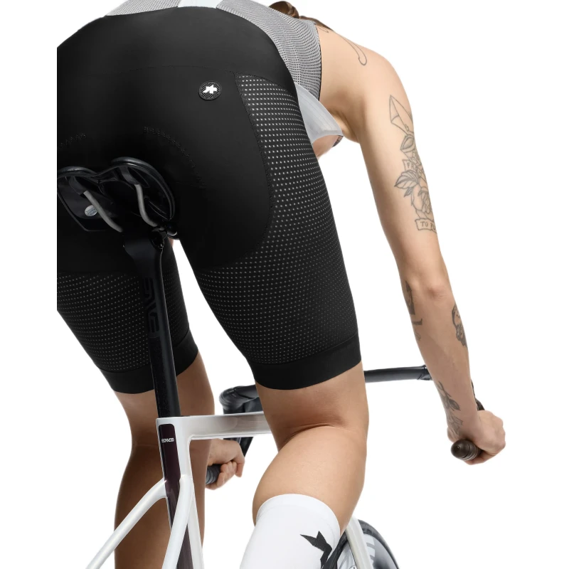 spodenki-rowerowe-damskie-assos-mille-s11-czarno-biale-8.webp