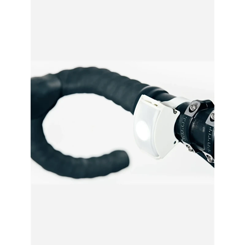 lampka-przednia-bookman-curve-220-lm-biala-2.webp