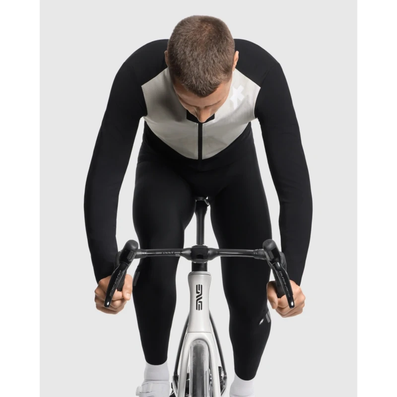kurtka-rowerowa-assos-equipe-r-winter-s11-evo-czarno-biala-5.webp