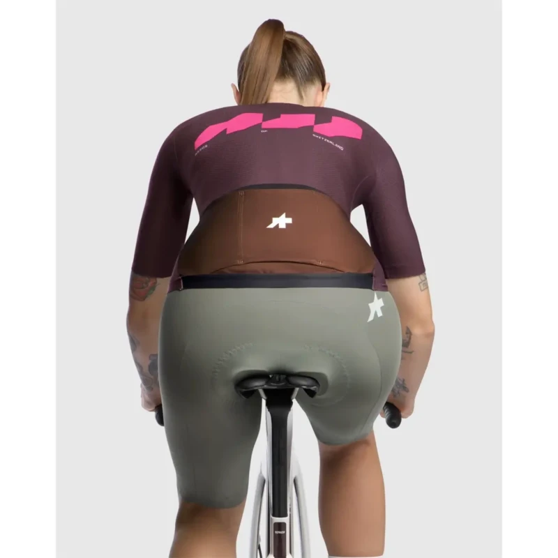 koszulka-rowerowa-damska-assos-dyora-r-s11-we-are-the-a-bordowa-5.webp