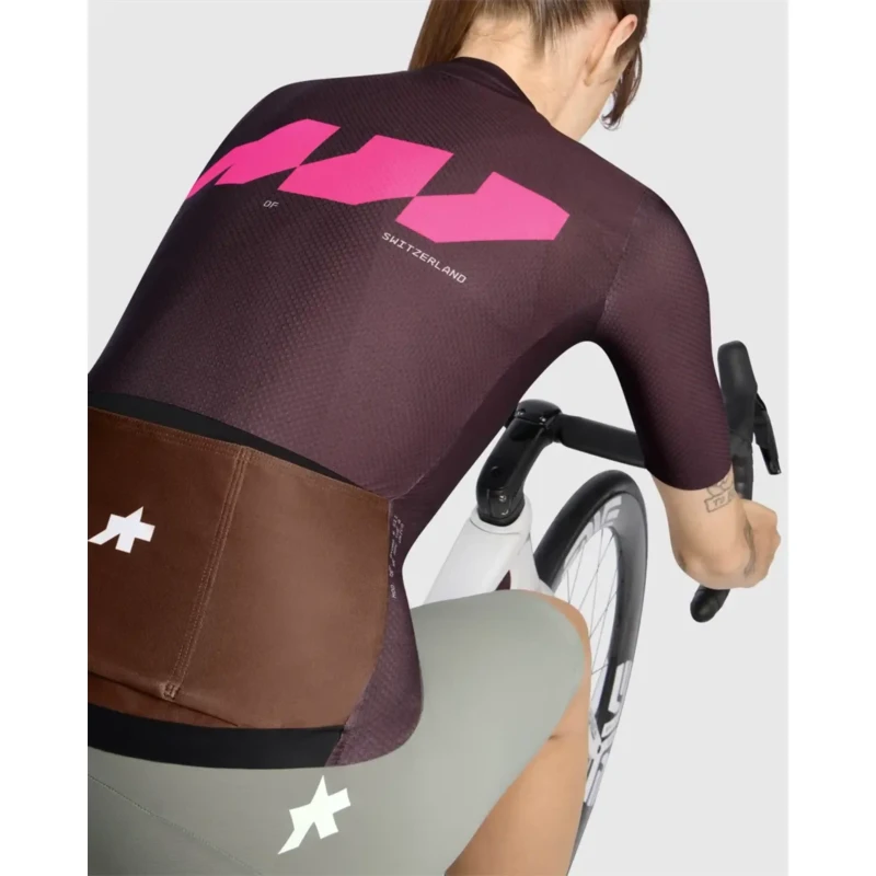 koszulka-rowerowa-damska-assos-dyora-r-s11-we-are-the-a-bordowa-6.webp