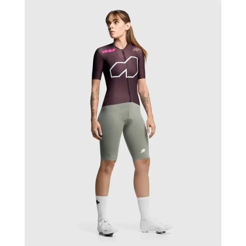 koszulka-rowerowa-damska-assos-dyora-r-s11-we-are-the-a-bordowa-7.webp