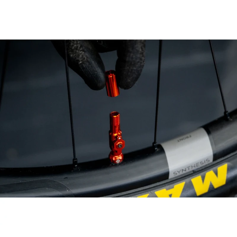 wentyle-muc-off-big-bore-lite-tubeless-30mm-opalizujace-3.webp