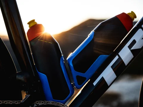 Nowy aerodynamiczny bidon i koszyk na bidon RSL