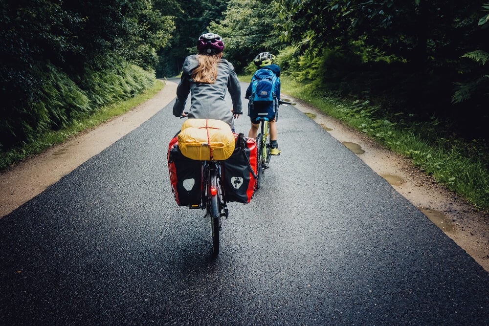 Rowerowe wakacje z dzieckiem — jaki rower i akcesoria wybrać na rodzinne trasy