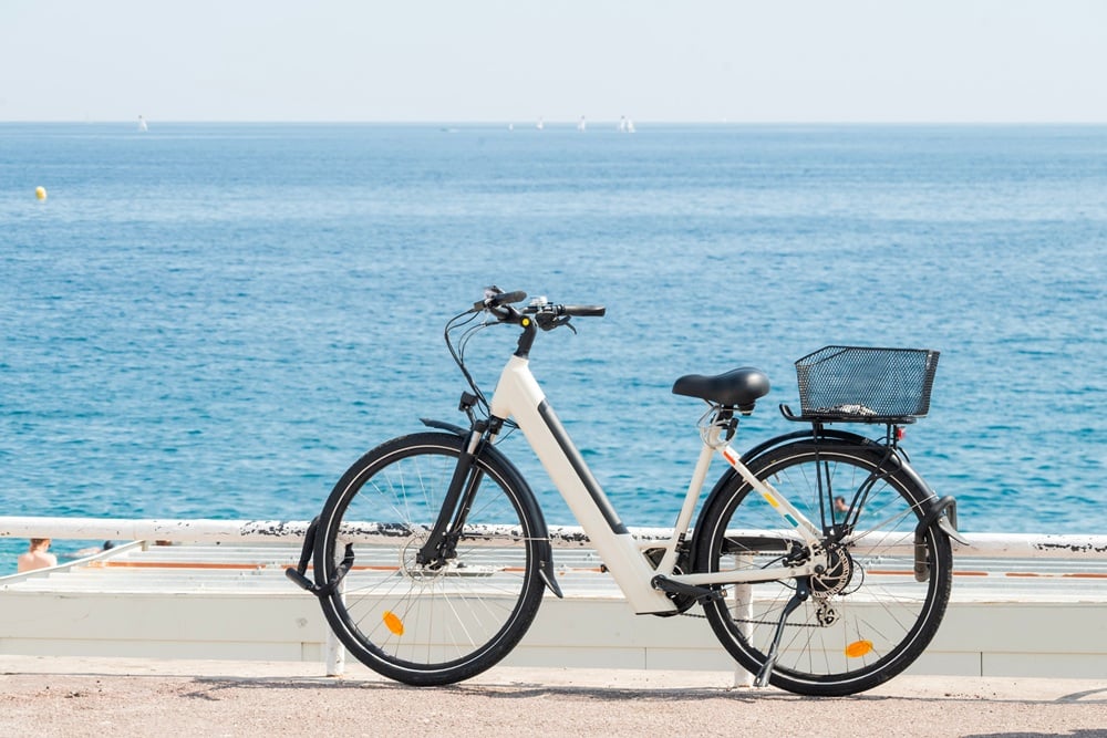 Rower elektryczny na wakacje — kiedy e-bike sprawdzi się lepiej niż klasyczny rower